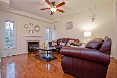 For Lease - 22 Aladdin Crescent, Richmond Hill, Ontario - Photo 2