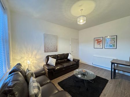 3 bedroom flat to rent - Photo 2