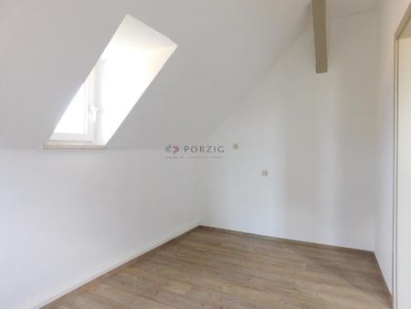 Großzügige Dachgeschossperle mit 3 Zimmern & Einbauküche! - Photo 4