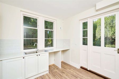 Newly refurbished family home in convenient location - Photo 5