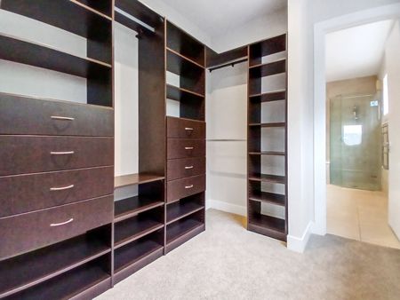 Epsom , Architecturally designed stunning five bedroom four Bathroom Home! - Photo 2