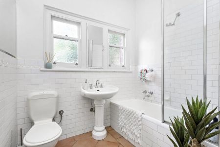 Sun Filled Deco On The Hill – Access from Gurner Street - Photo 4