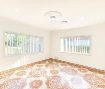 “Charming Five-Bedroom Family Home with Modern Comforts” - Photo 1