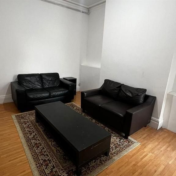 4 bedroom flat to rent - Photo 1