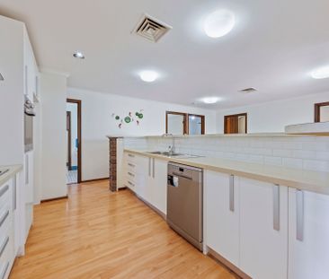 Spacious Family Living in a Quiet Cul-de-Sac Setting - Photo 5