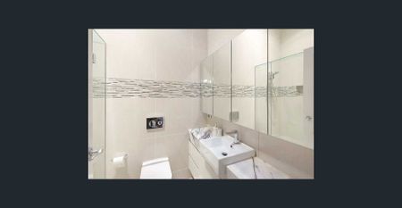 TWO BEDROOM HOME IN UNBEATABLE RICHMOND HILL LOCATION! - Photo 2