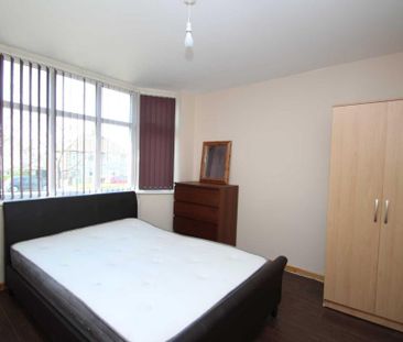 4 bedroom semi-detached house to rent - Photo 3