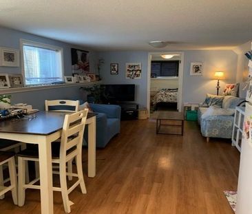 Upper Unit – Beautiful Carriage Home - Photo 2