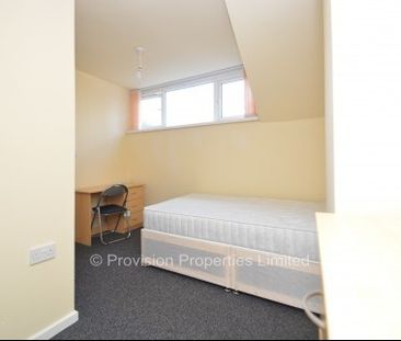 3 Bedroom Student Professional Rentals Leeds - Photo 2