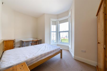 4 bed apartment to rent in Heaton Place, Heaton, NE6 - Photo 5