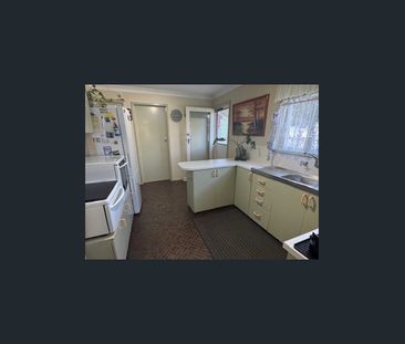 Family friendly neighbourhood_ 3 Bedroom home. - Photo 4