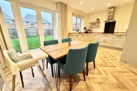 4 bedroom detached house to rent - Photo 2
