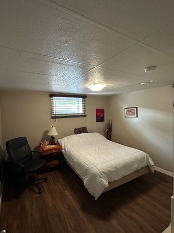 Furnished 2 Bedroom Lower in City Park - steps from the River - Photo 5