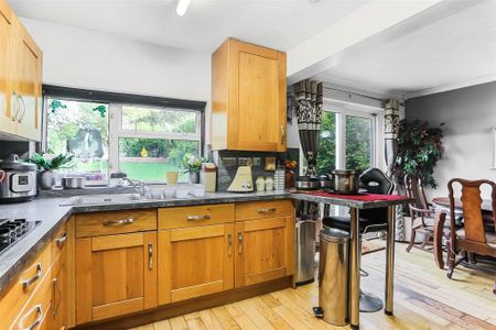 4 bedroom semi-detached house to rent - Photo 3