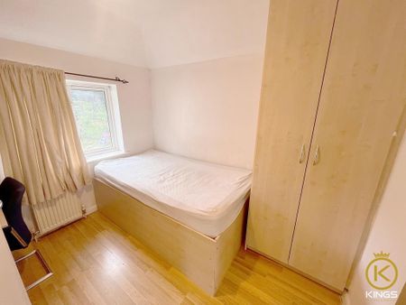 4 bedroom semi-detached house to rent - Photo 3