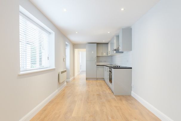 Stunning High Spec One Bedroom Conversion to Let in a Secluded Mews in Twickenham. No parking. - Photo 1