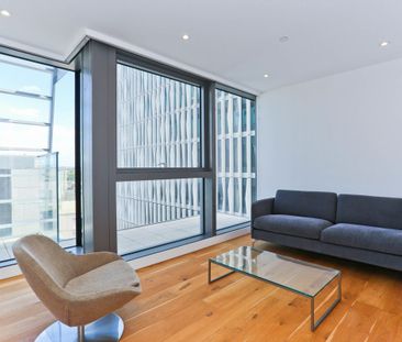 2 bedroom flat in the heart of White City - Photo 1