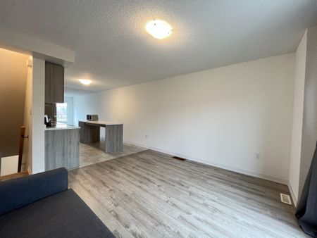 For Lease - 29 Andean Lane, Barrie, Ontario - Photo 2