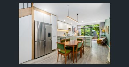 Elegant Victorian Living with Modern Luxury - Photo 5