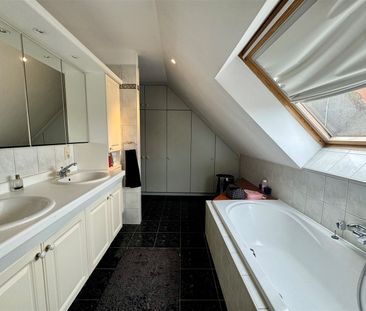 Zeer ruim duplex-appartement met 2 slaapkamers en 2 autostaanplaats... - Photo 6