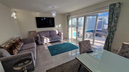 5 bedroom detached house to rent - Photo 2