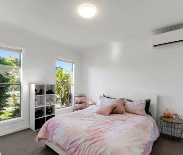 “Charming Silkstone Home Awaits You!” - Photo 5