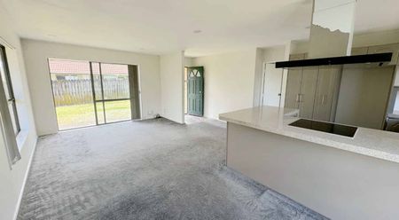 Spacious 3-Bedroom Family Home with Extra Living & Storage – Flat Bush - Photo 2