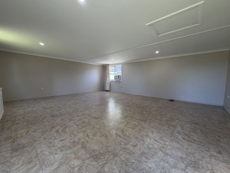 Spacious Family Home + Separate Studio Bedroom - Photo 5