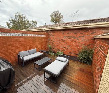 SPACIOUS 2 BEDROOM UNITWITH DOUBLE LOCK UP GARAGE - Photo 5