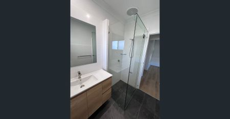 Newly renovated 2 bedroom unit in a quiet group! - Photo 5