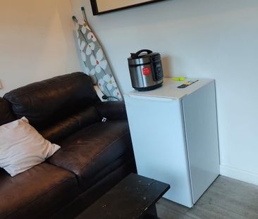 Room in a Shared House, The Glade, CR0 - Photo 5