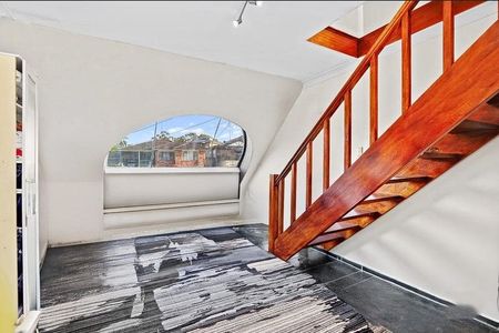 Grand Family Living in a Tranquil Cul-de-Sac - Photo 2