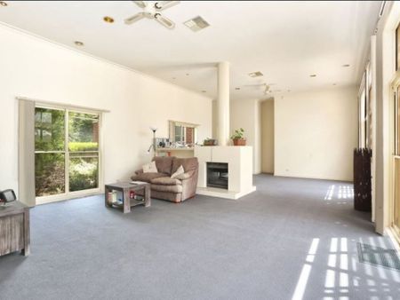 Large Family Home Close to Prestige Schools in Kew Ready to Be Rent - Photo 4