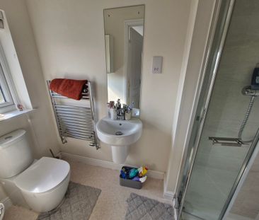 2 bedroom end of terrace to let - Photo 6