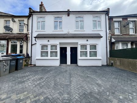 Spacious Bright ONE BED FLAT (1st Floor) – All Bills Included (except electricity) - Photo 5