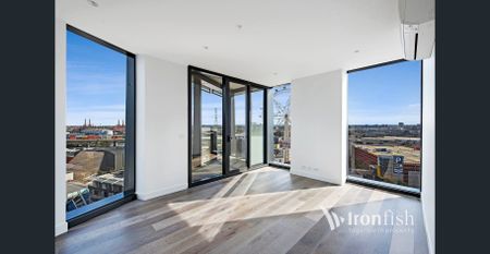 CITY LIVING BY THE DOCKS! - Photo 2