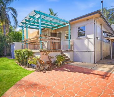 Freshly painted & featuring brand new flooring! - Photo 6