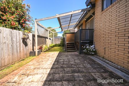 Refreshed & Ready to Impress: 3-Bedroom Delight in Mount Waverley! - Photo 3