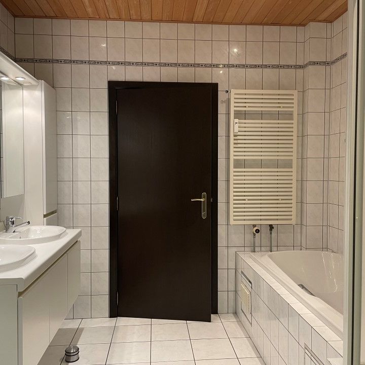 Ruim en goed gelegen appartement met 2 slaapkamers in kleine gebouw - Photo 1