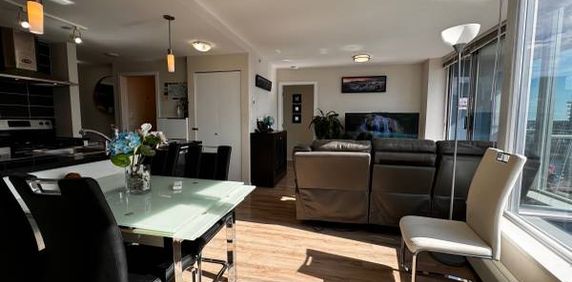 FURNISHED Downtown 2 Br/2Ba high-rise apartment - Photo 2