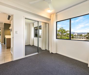 Modern 2 Bed 2 Bath Top-Floor Apartment in Prime Location - Photo 3