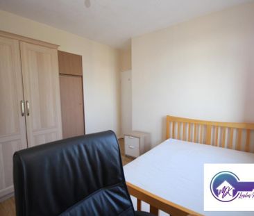 4 bedroom flat to rent - Photo 2