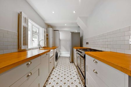 An immaculate two bedroom cottage with driveway parking - Photo 3