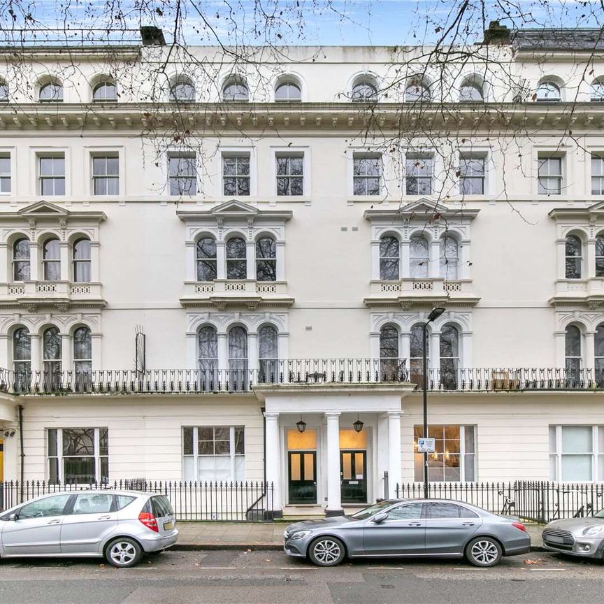 A superb three bedroom apartment located on a sought after garden square in Notting Hill - Photo 1