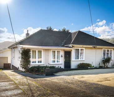 Spacious Family Home in the Heart of Wainuiomata! - Photo 2