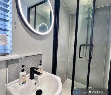 1 bedroom in a house share to rent - Photo 2