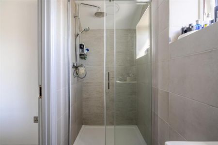 4 bedroom semi-detached house to rent - Photo 5