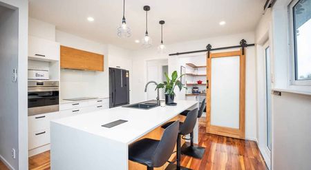 Sunny beautifully renovated 3 bedroom family home - Photo 2