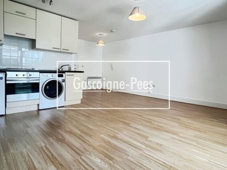 Skyline Plaza, RG21 - Photo 3