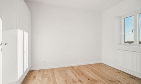 Stor 4-værelses lejlighed med flot udsigt over byen. Lækre trægulve. Depotrum i kælderen. Alt i hårde hvidevarer - Photo 2